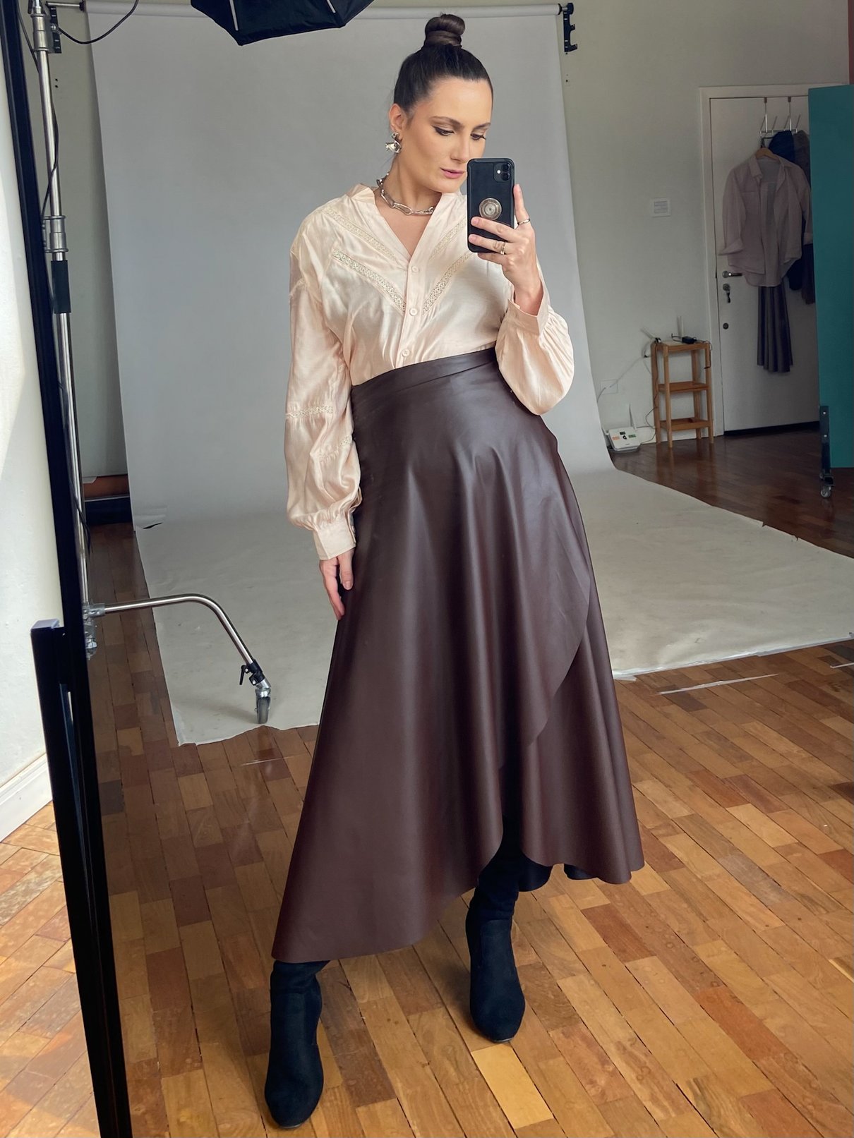 01 camisa entremeio com toque acetinado maisa