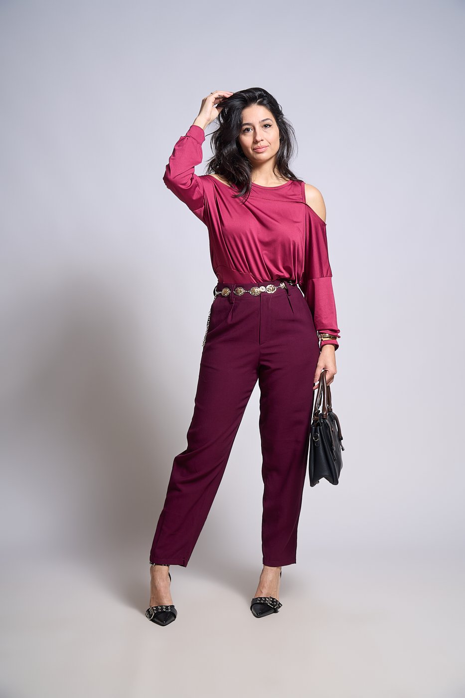 10 blusa ampla com gola botao ombro de fora paula