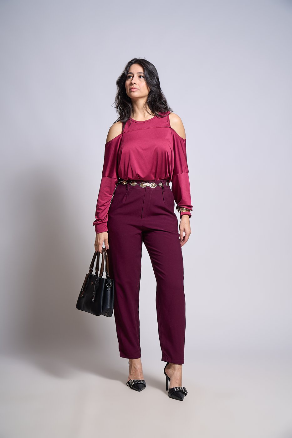 11 blusa ampla com gola botao ombro de fora paula