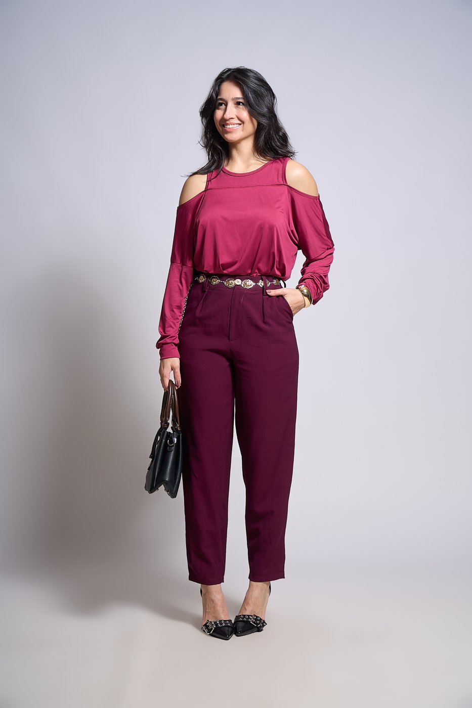 12 blusa ampla com gola botao ombro de fora paula