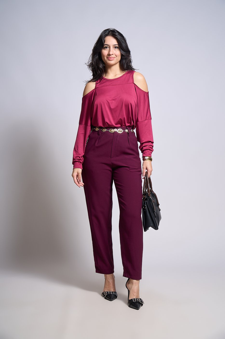 13 blusa ampla com gola botao ombro de fora paula