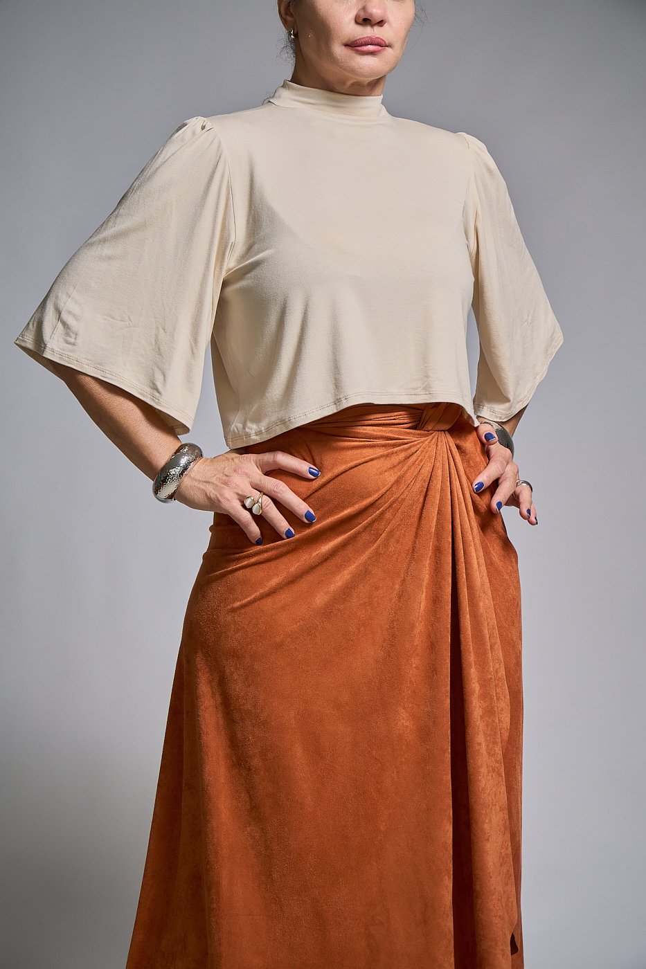 01 blusa cropped de malha e manga ampla com gola alta nic