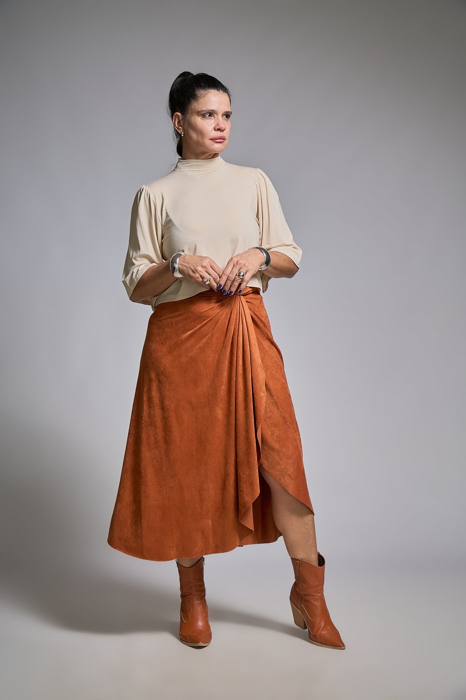 02 blusa cropped de malha e manga ampla com gola alta nic