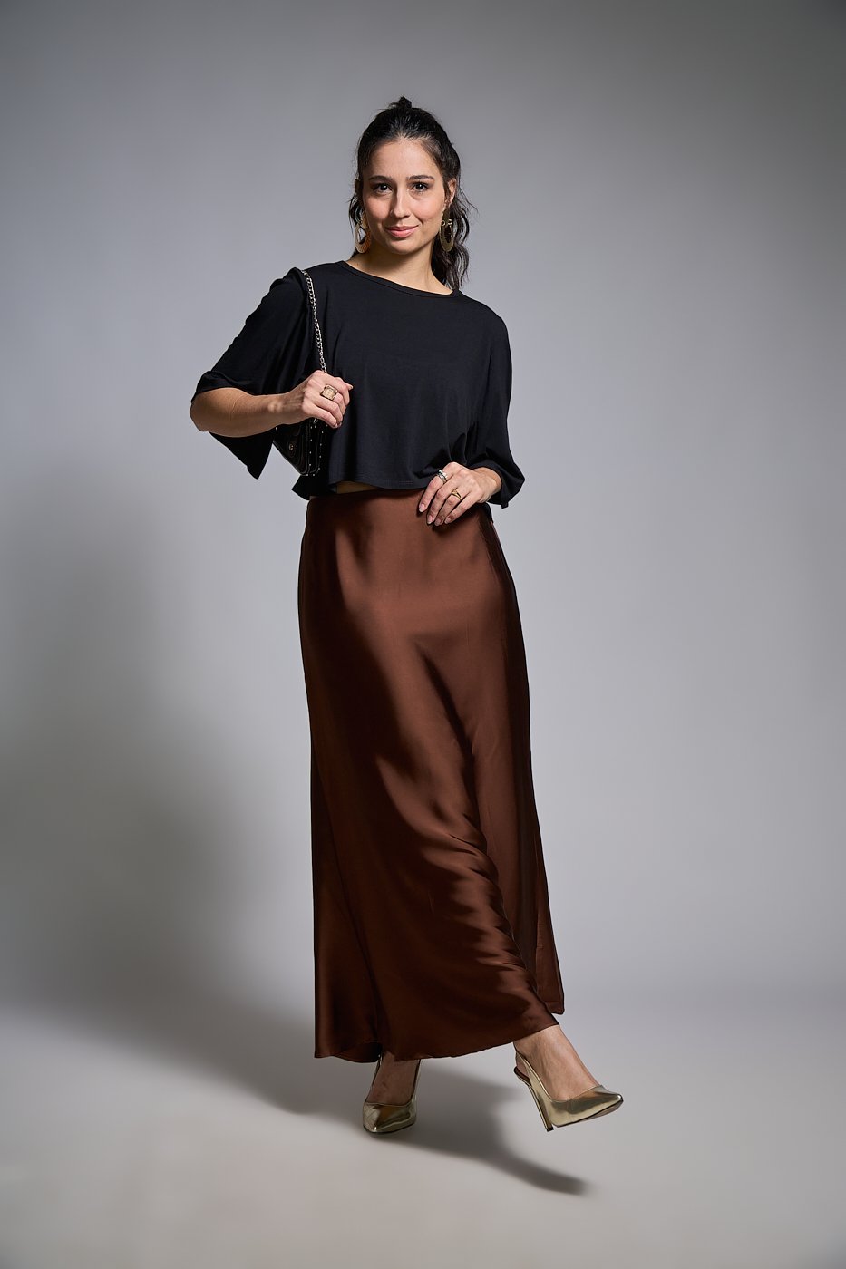 04 blusa cropped de malha e manga ampla com gola redonda rebeca