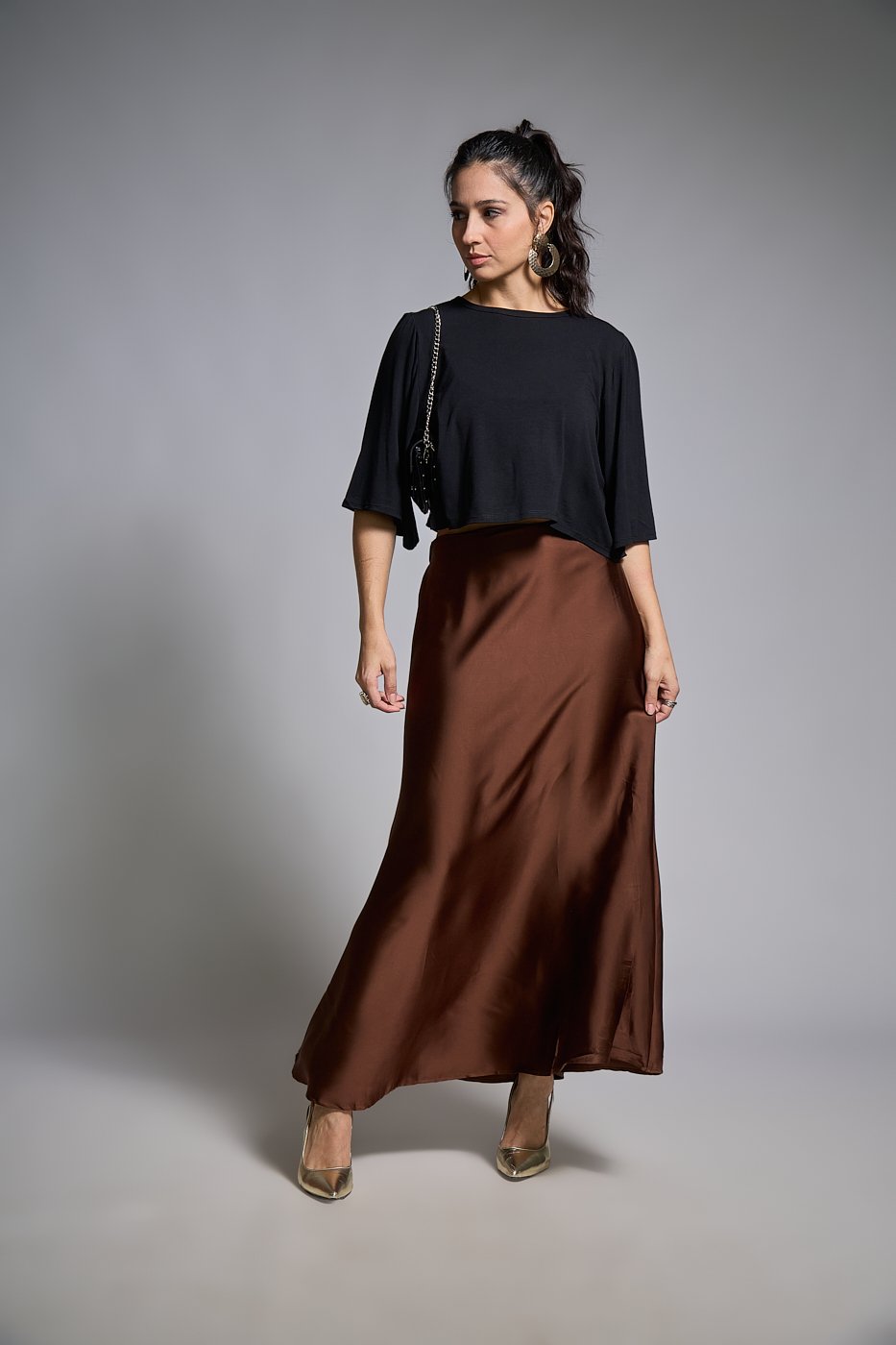 14 blusa cropped de malha e manga ampla com gola redonda rebeca