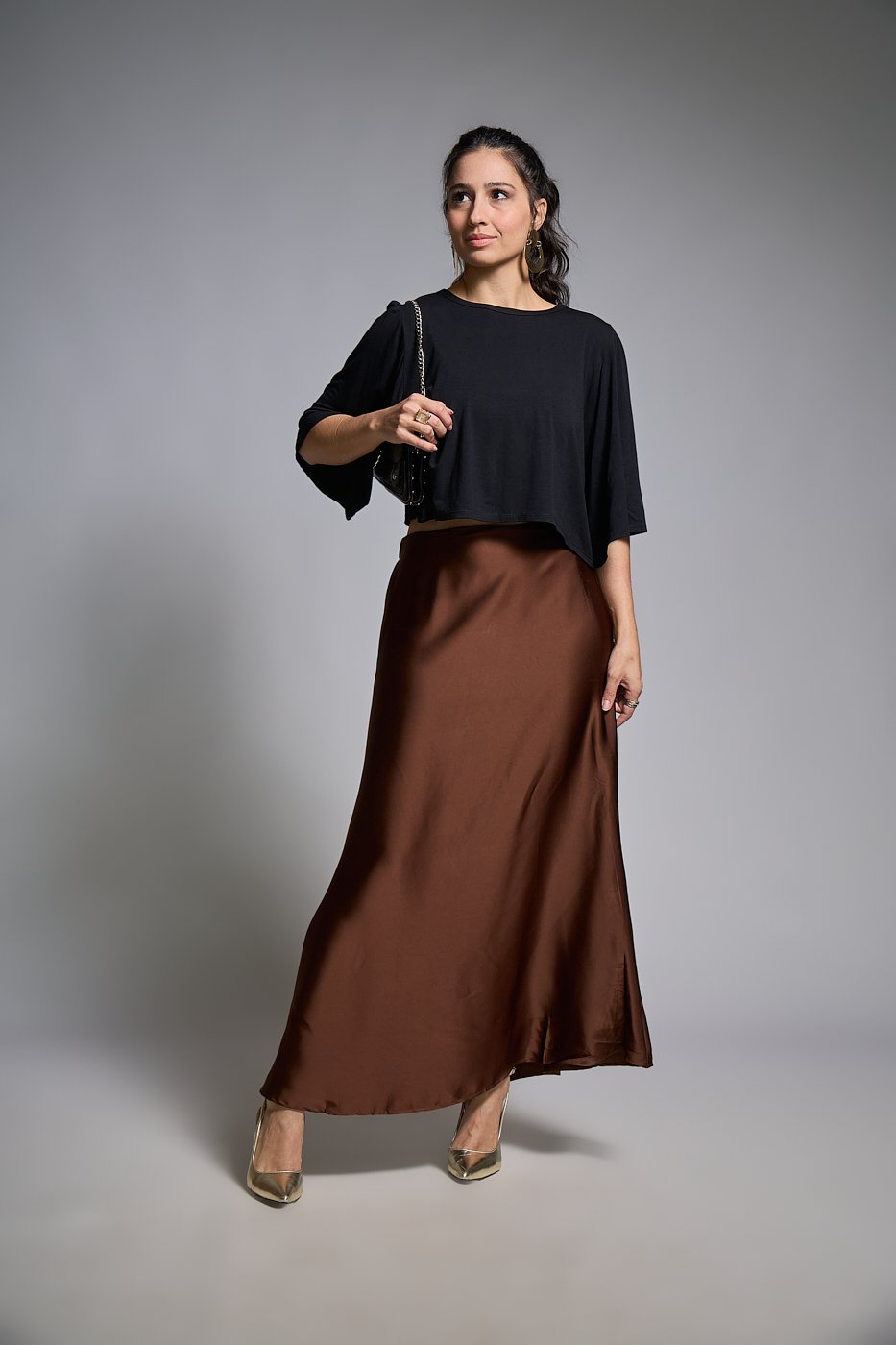 15 blusa cropped de malha e manga ampla com gola redonda rebeca