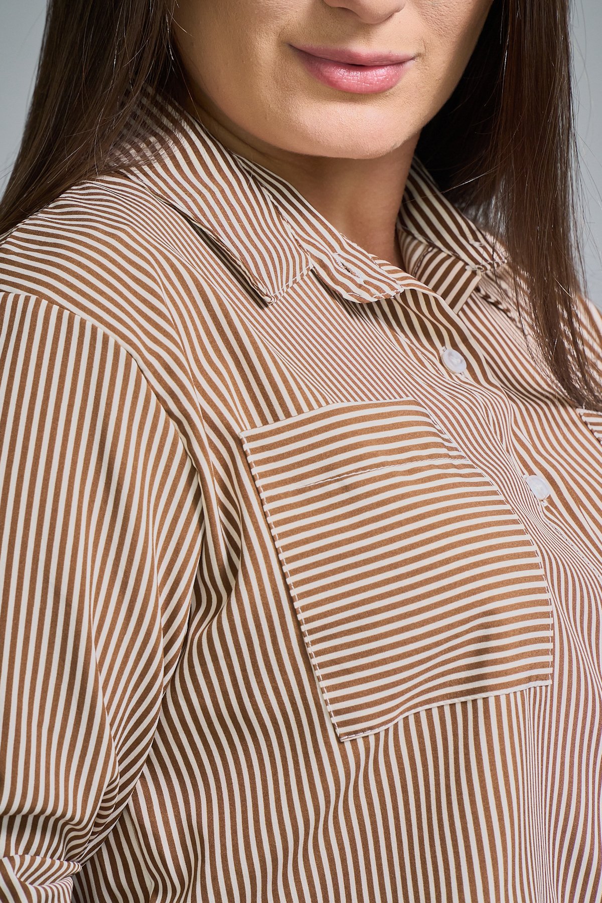 02 camisa cropped listrada com bolsos na frente ana