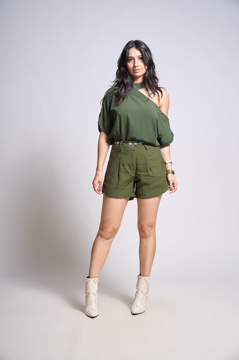 26 blusa ampla com gola botao ombro de fora paula