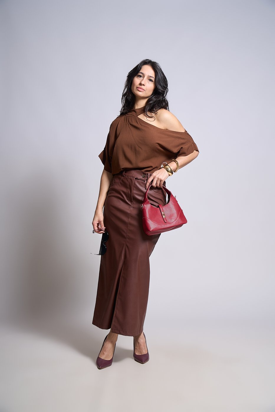 32 blusa ampla com gola botao ombro de fora paula