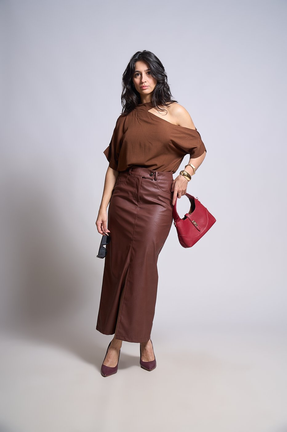 33 blusa ampla com gola botao ombro de fora paula