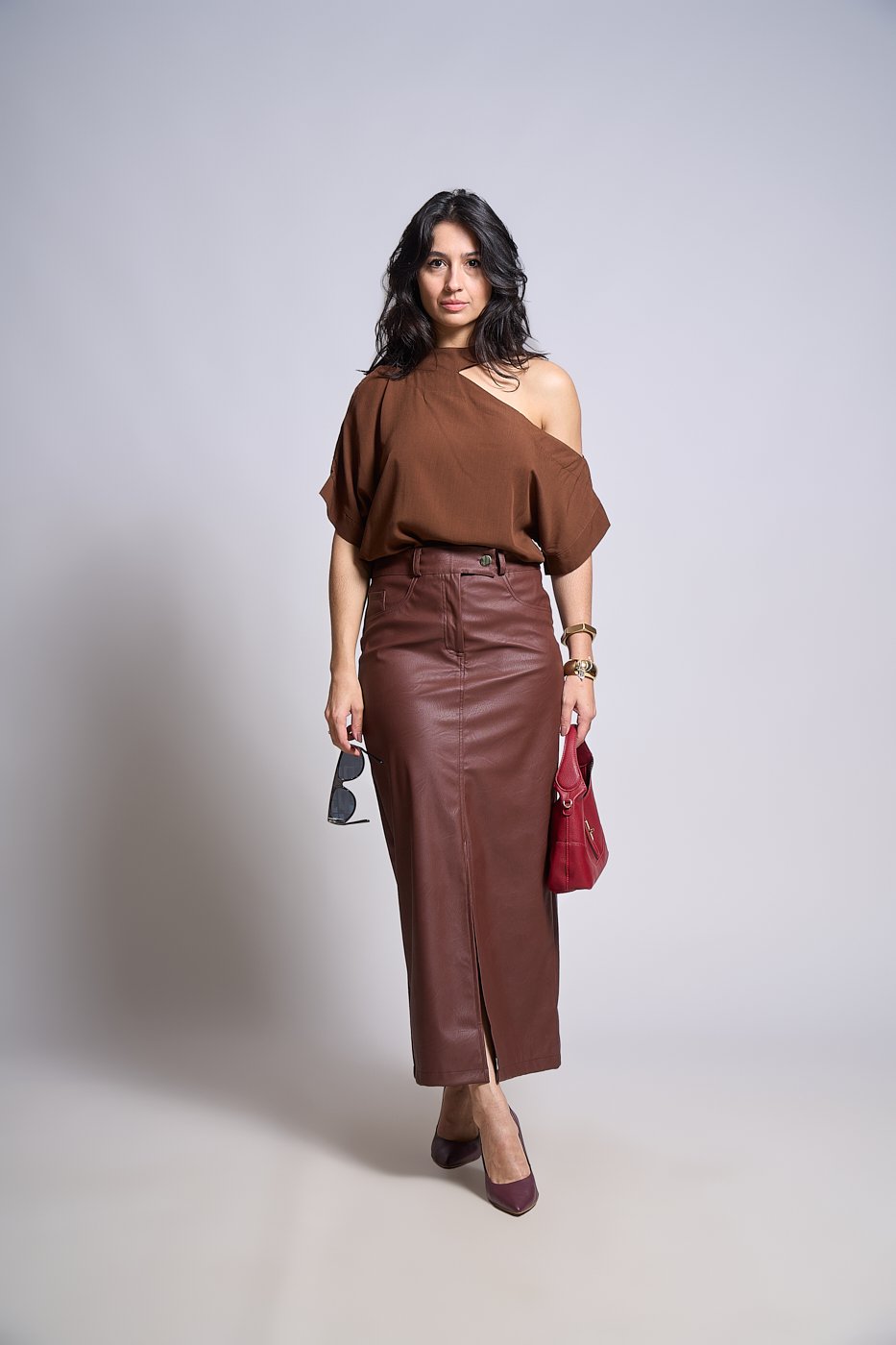 34 blusa ampla com gola botao ombro de fora paula