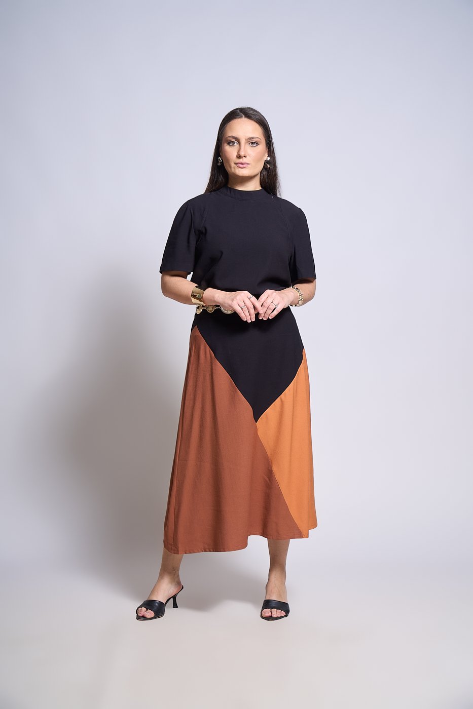 01 conjunto de saia midi com recorte geometrico e blusa gola padre violeta