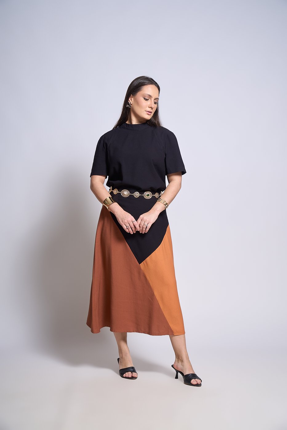 09 conjunto de saia midi com recorte geometrico e blusa gola padre violeta