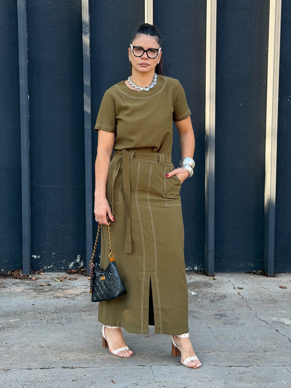 12 conjunto pespontado de blusa e saia midi com cinto e cinto faixa merliah