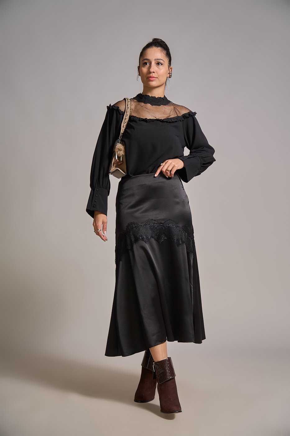 01 blusa com tule nos ombros entremeio na gola e botoes nas mangas jaqueline
