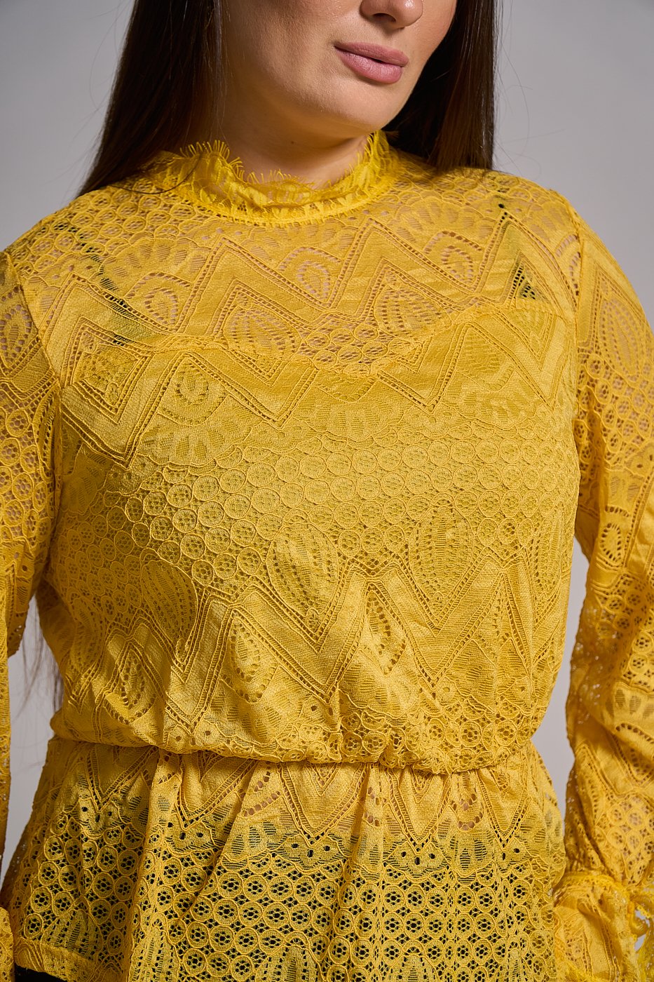 06 blusa de renda peplum com manga boca de sino bela