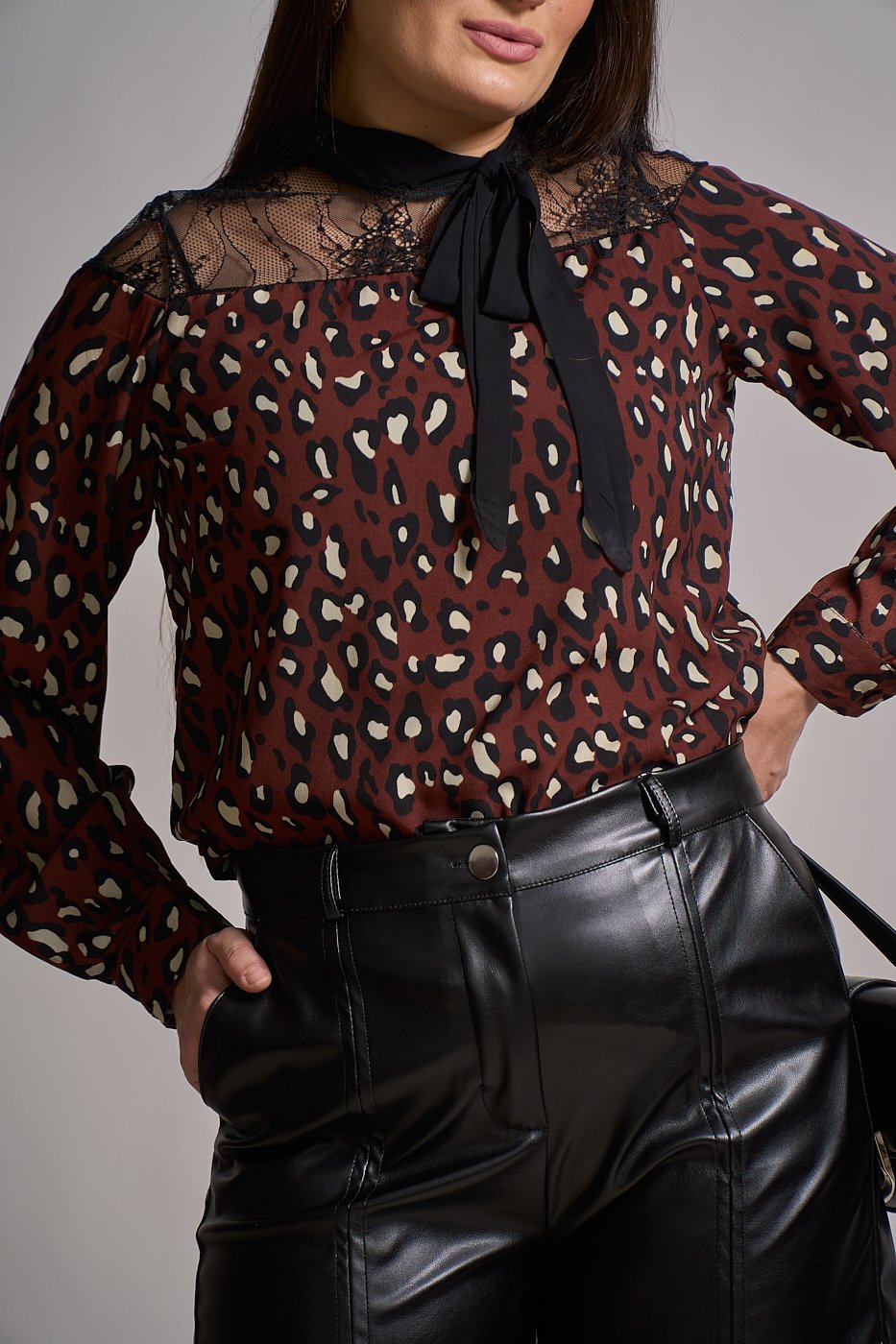 03 blusa animal print onca com renda no ombro e gola com gravata talita