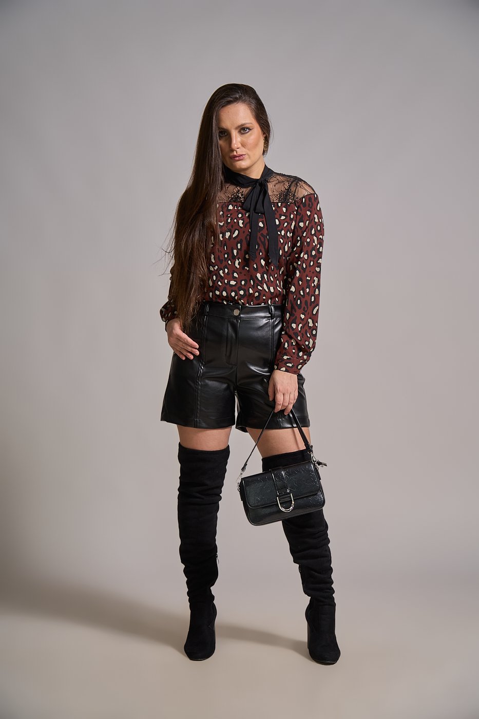 07 blusa animal print onca com renda no ombro e gola com gravata talita