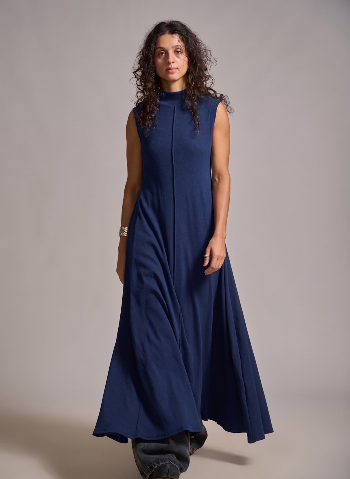 05 vestido canelado com recorte na gola rihanna