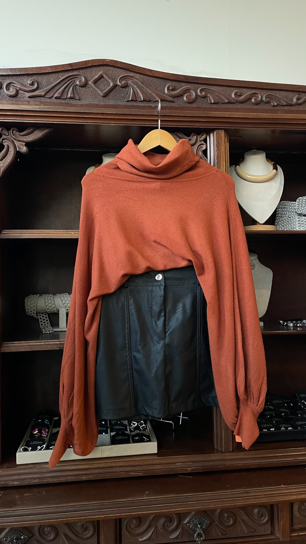 42 blusa de linha curta com gola alta misa