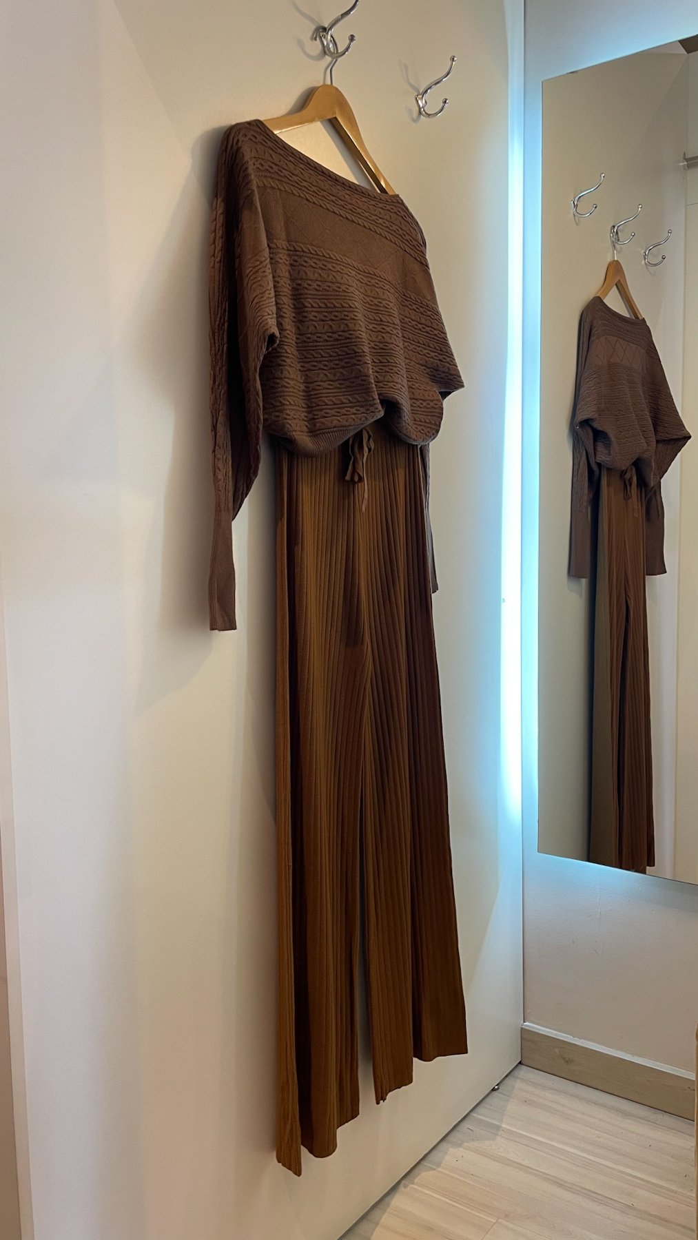 03 blusa linha mousse trabalhada com gola canoa tayna