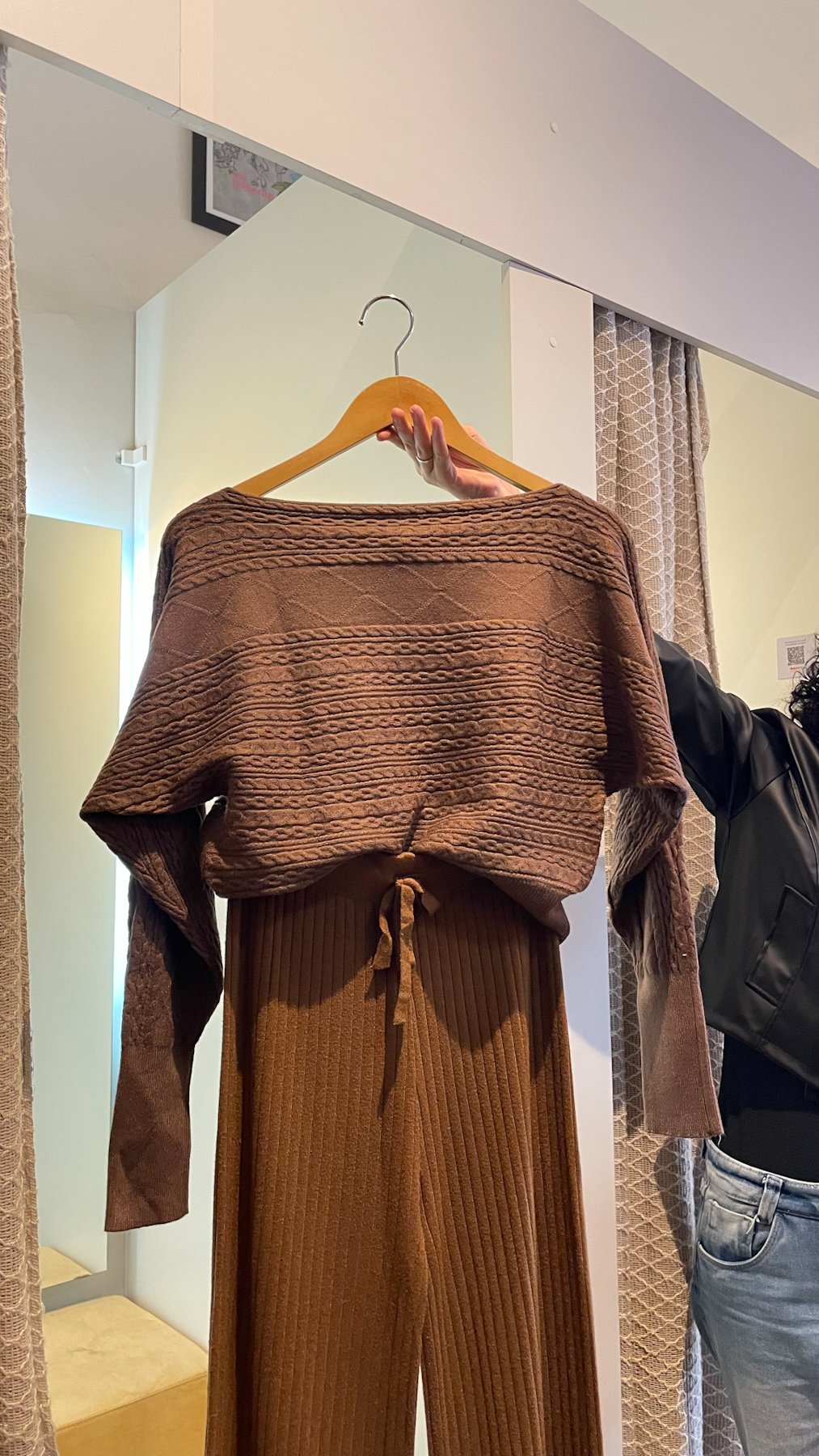 04 blusa linha mousse trabalhada com gola canoa tayna