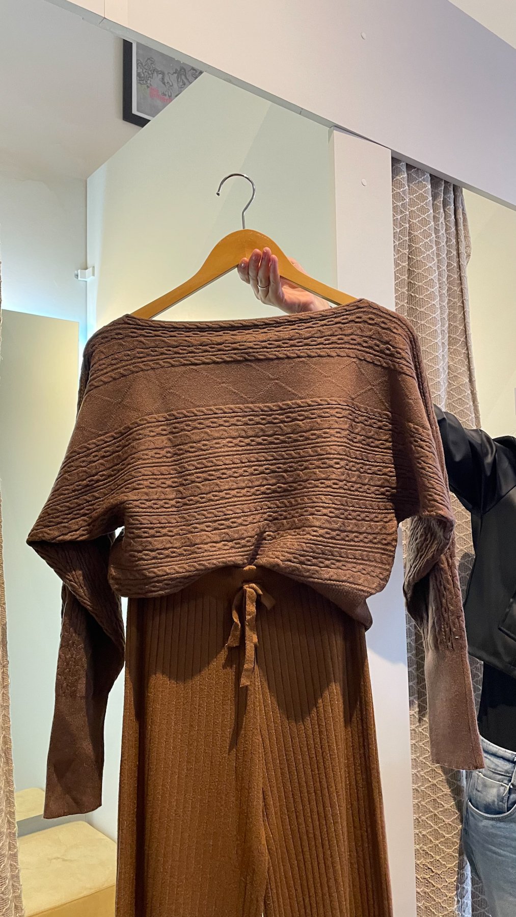 05 blusa linha mousse trabalhada com gola canoa tayna
