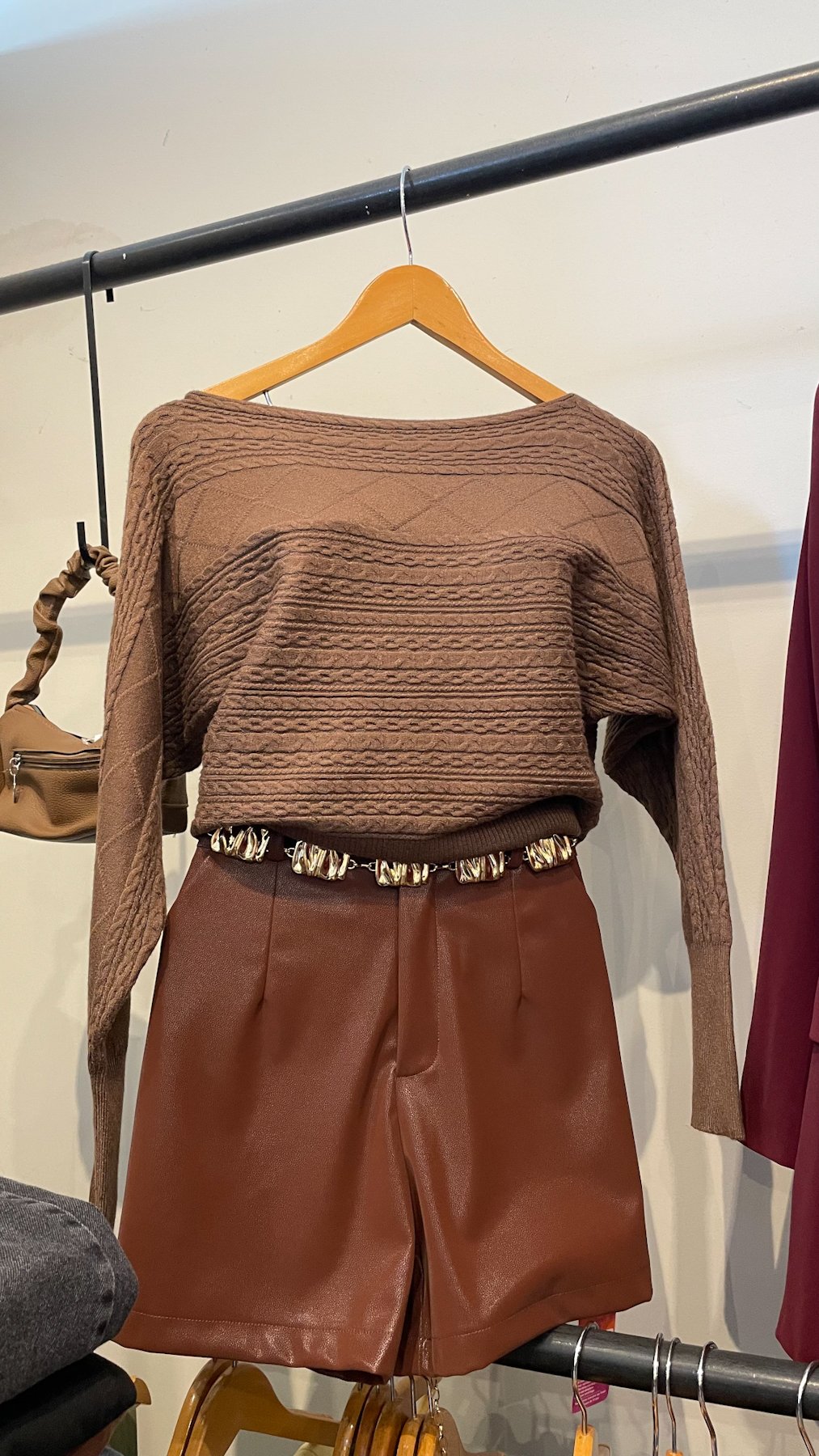 06 blusa linha mousse trabalhada com gola canoa tayna