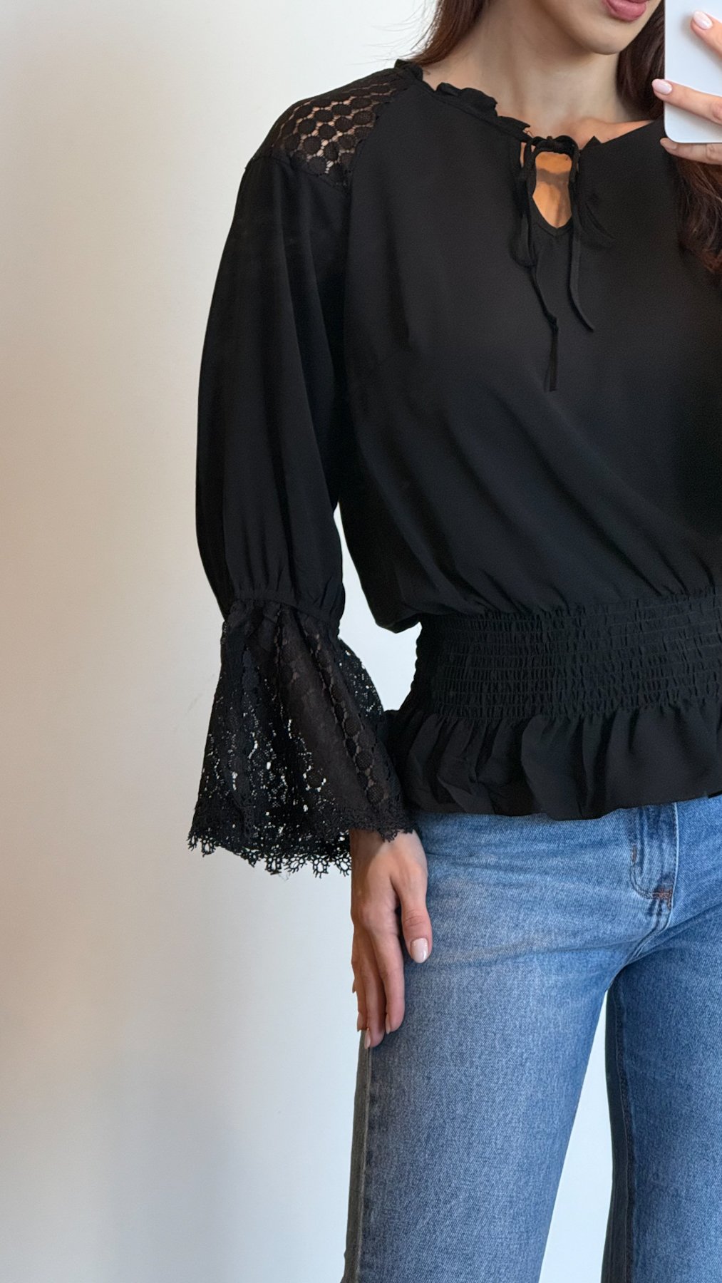 03 blusa com lastex na cintura e renda no ombro e manga miranda