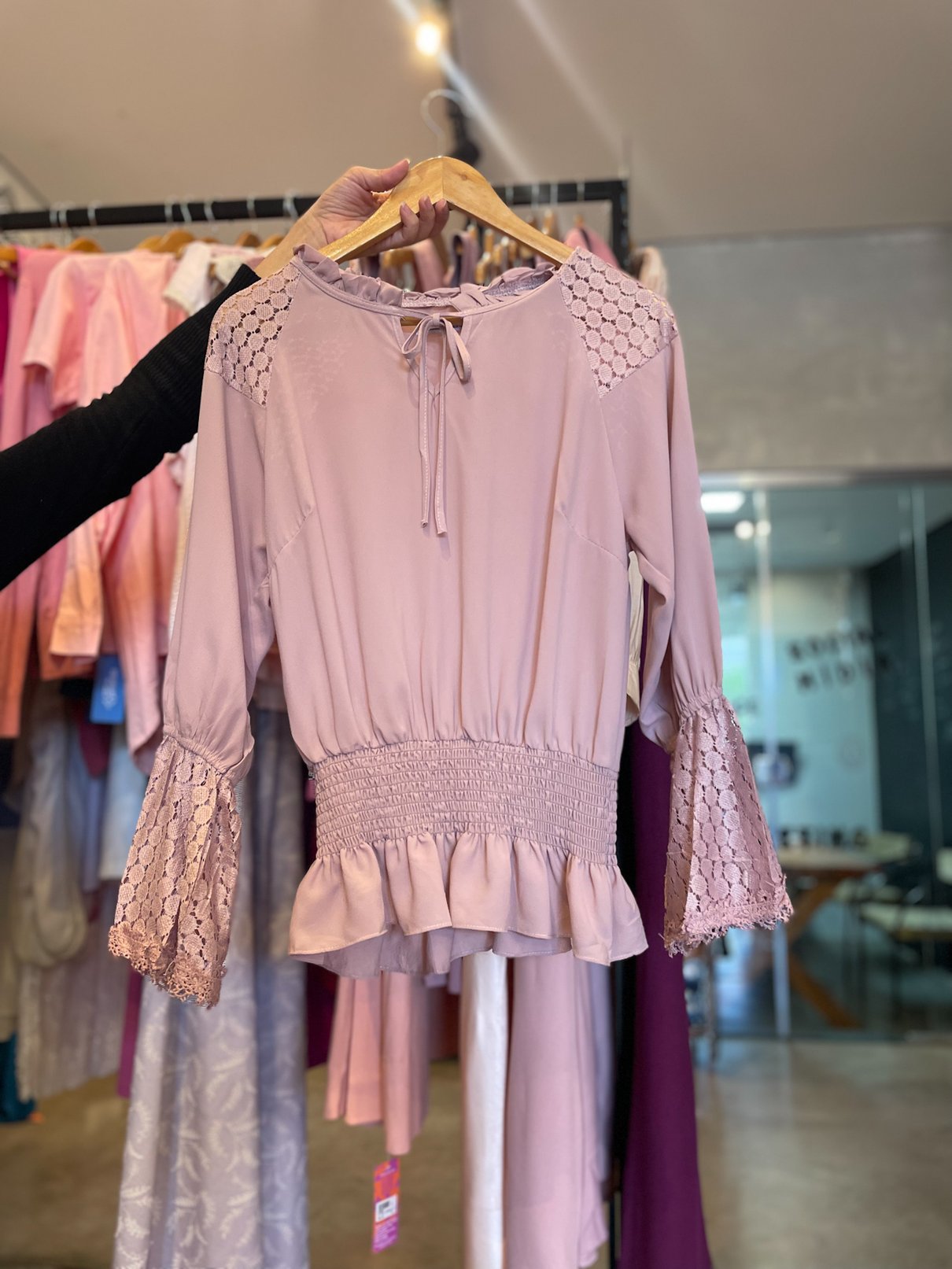 06 blusa com lastex na cintura e renda no ombro e manga miranda