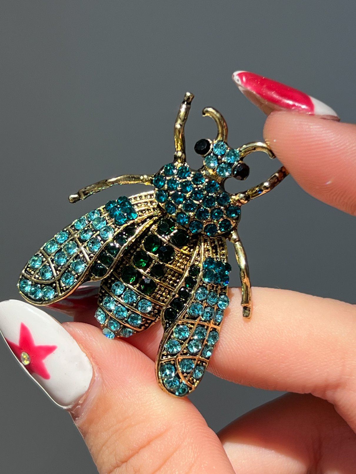 01 broche maxi cigarra dourado