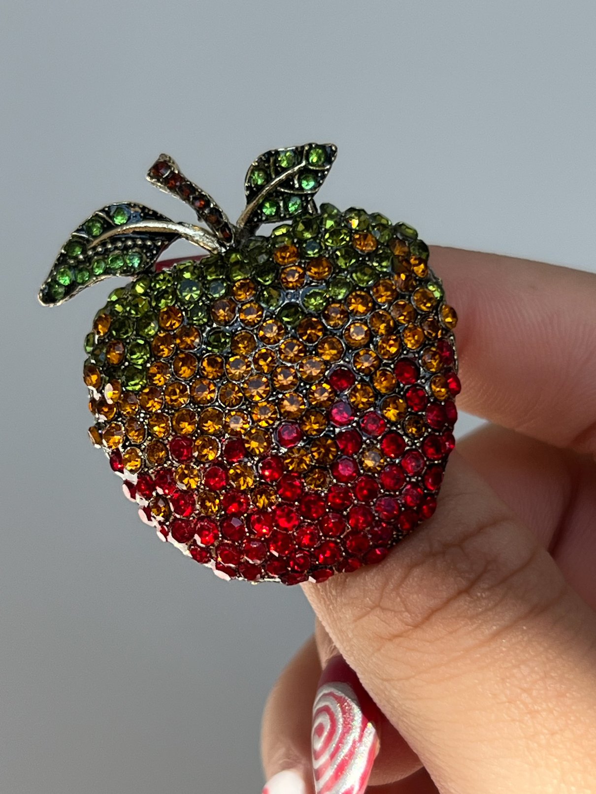 01 broche maxi maca dourado