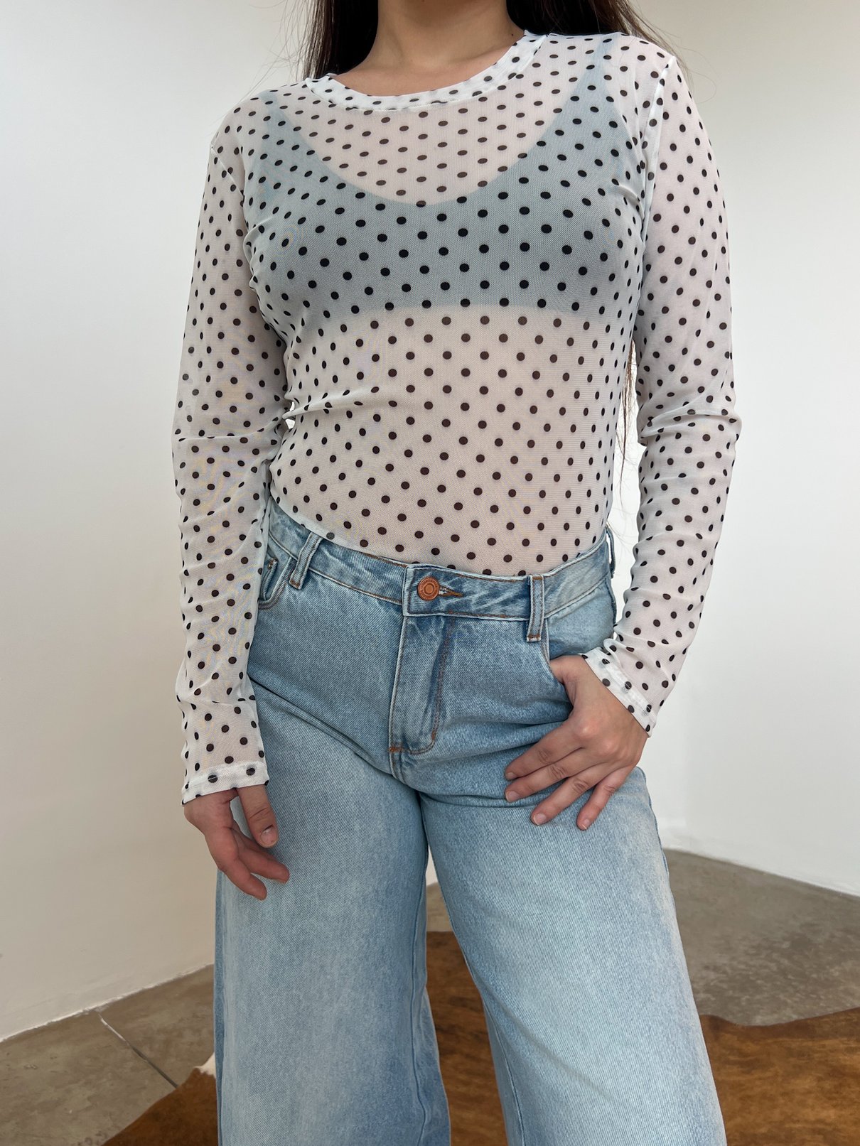 06 blusa em tule poa com manga longa bruna