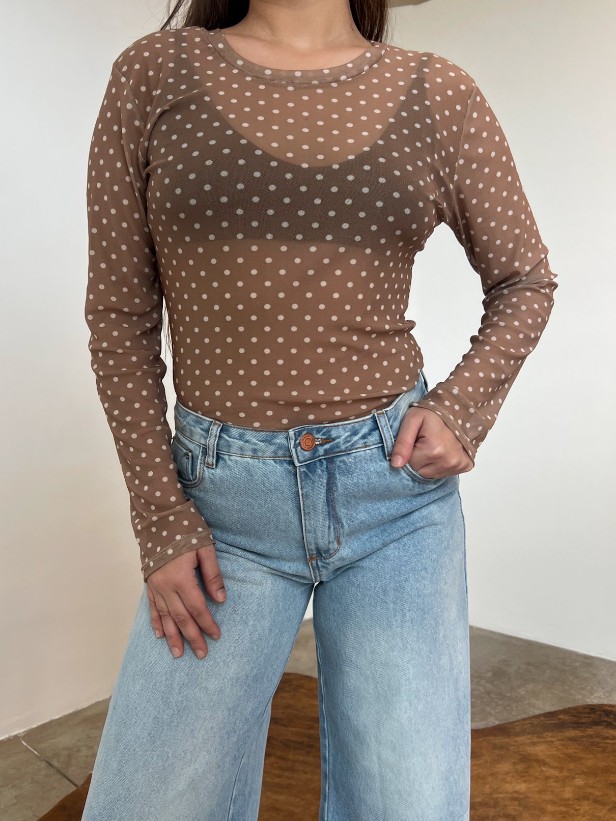 09 blusa em tule poa com manga longa bruna