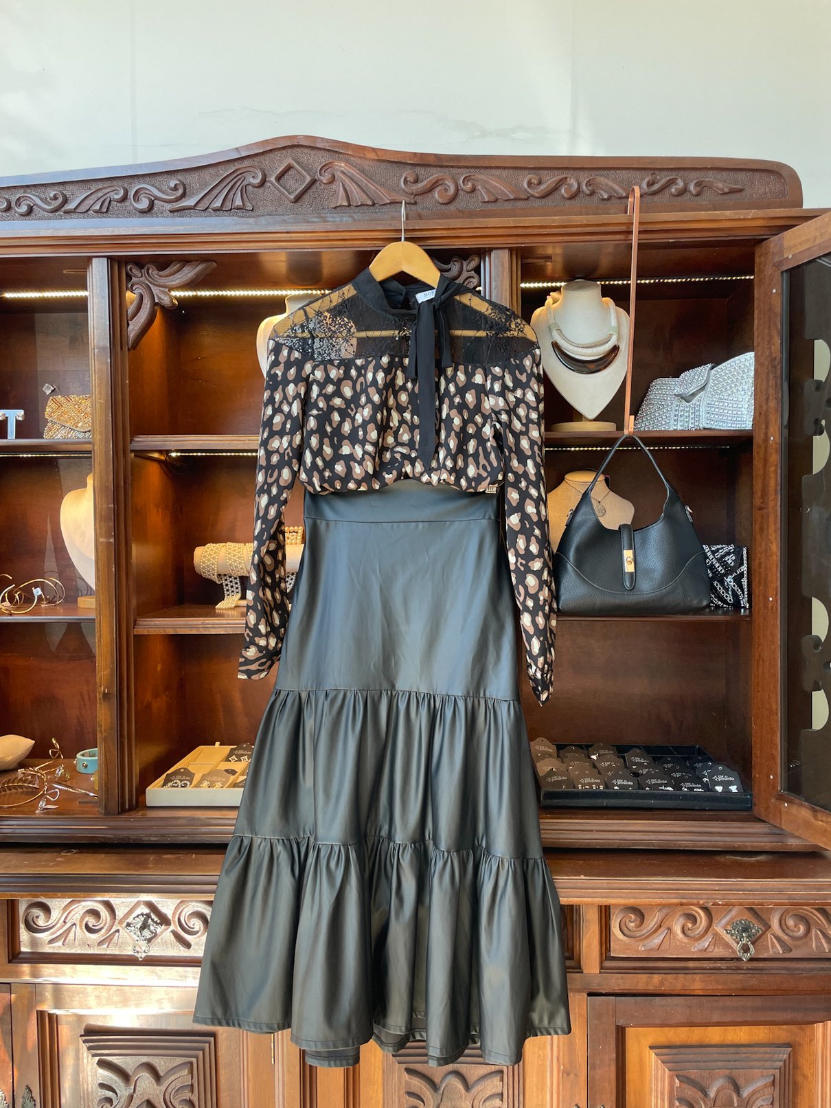 09 blusa animal print onca com renda no ombro e gola com gravata talita