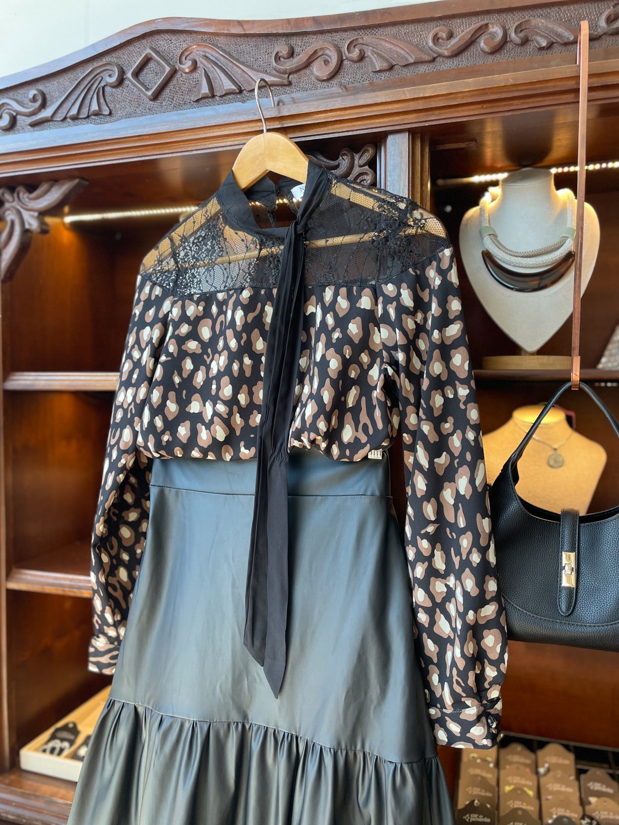 11 blusa animal print onca com renda no ombro e gola com gravata talita
