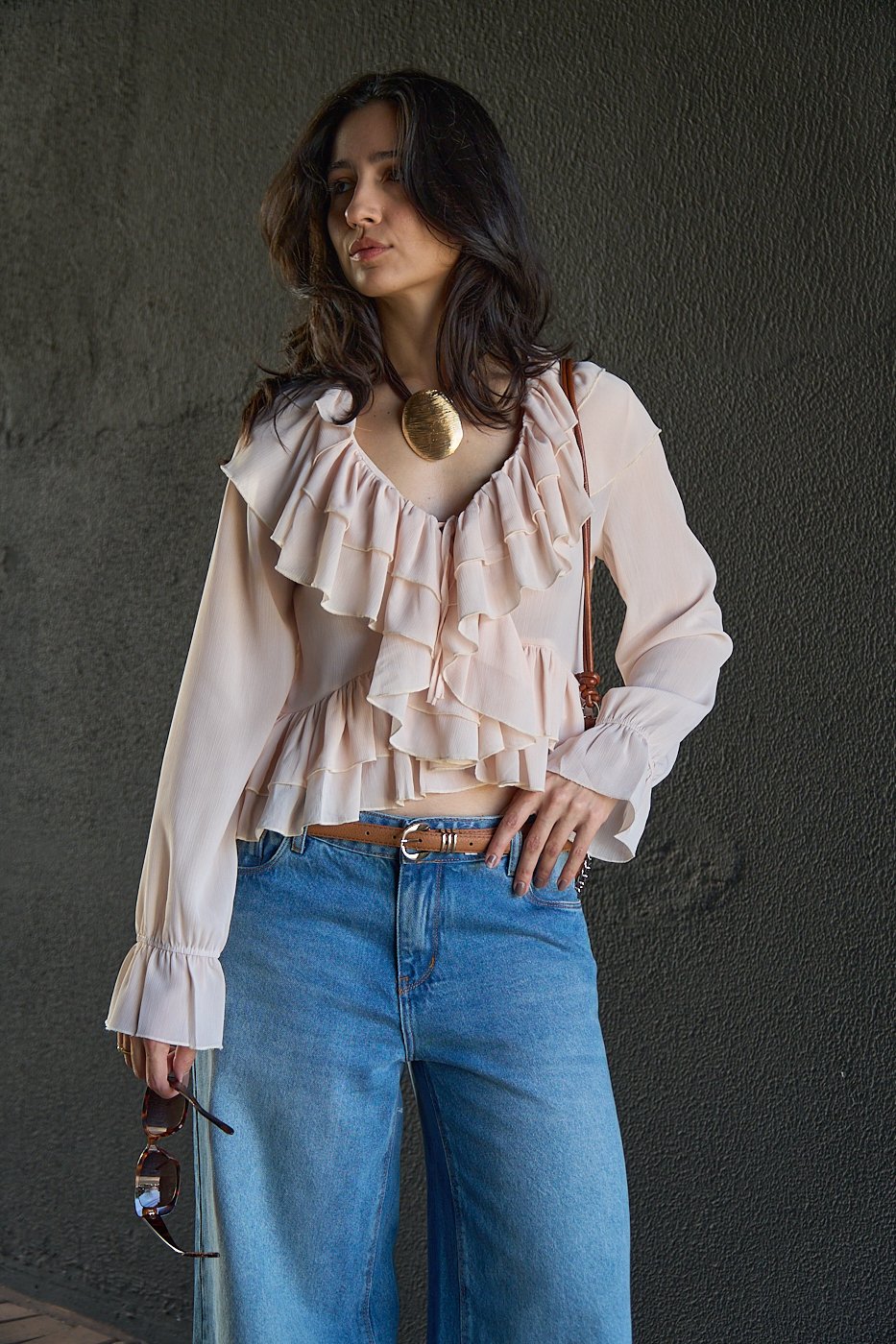 11 blusa com babados no decote e barra com amarracao lana