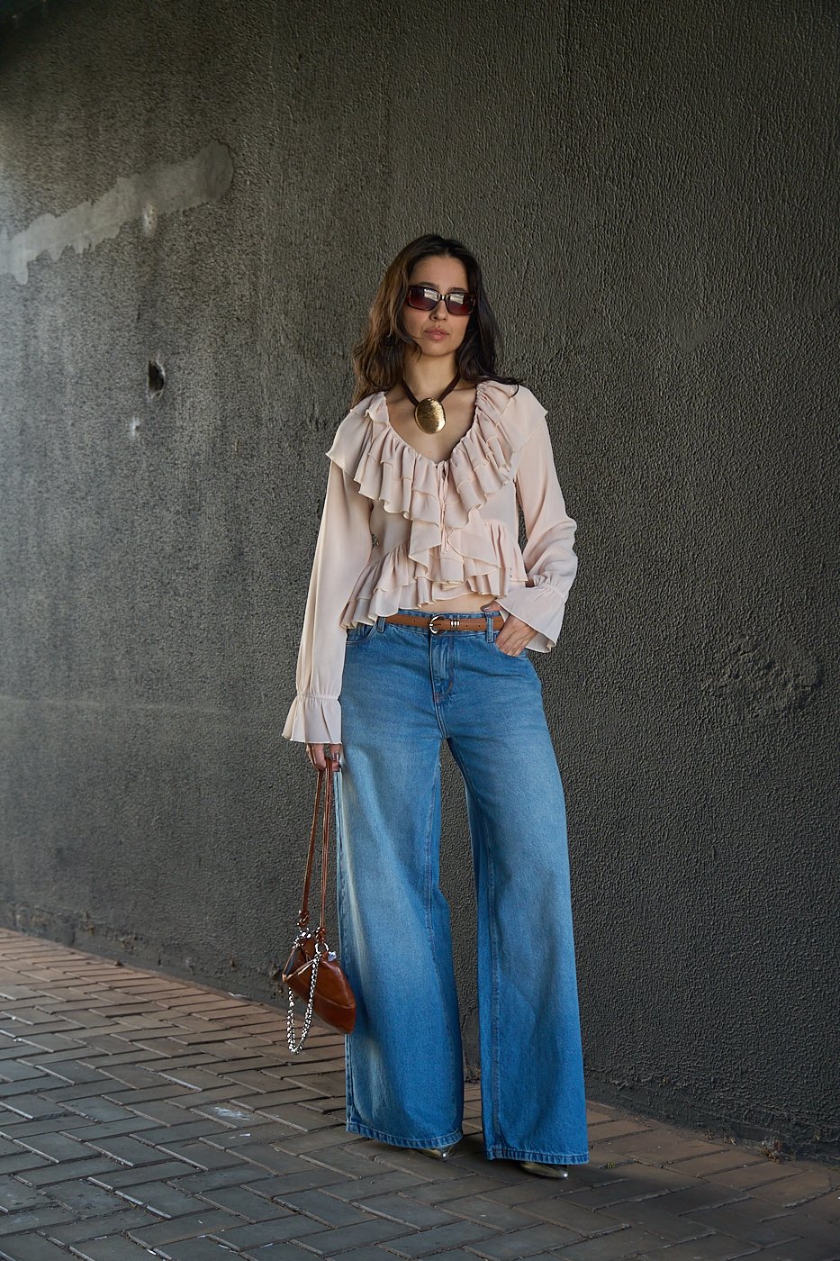 16 blusa com babados no decote e barra com amarracao lana